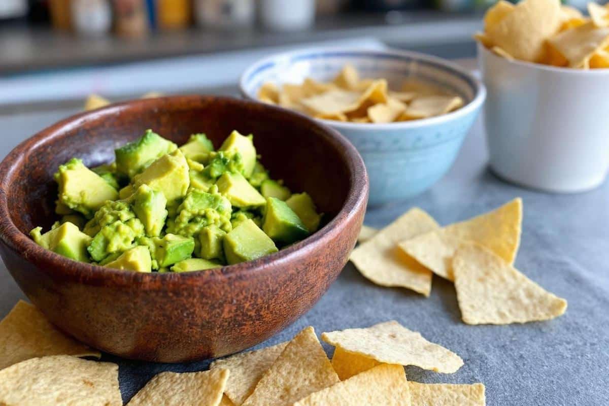 Avec quoi manger le guacamole​ ?