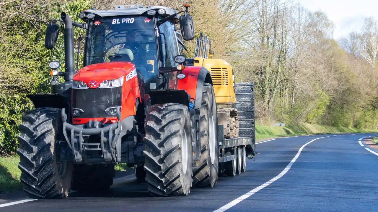 code de la route peut on dépasser un tracteur en mordant la ligne continue, ce que dit la loi